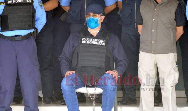 El expresidente hondureño Juan Orlando Hernández cuando fue presentado ante los medios tras efectuarse su captura ante el pedido de extradición.