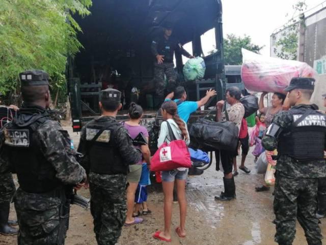 Fotos: Pobladores de la zona norte se protegen en albergues