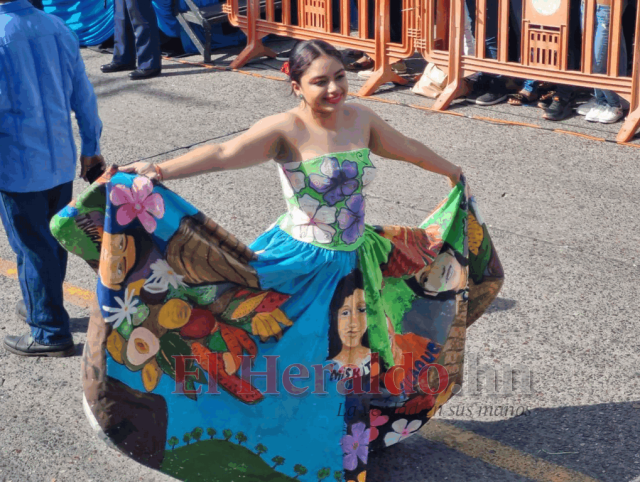 Azul turquesa, alegría y devoción: así es el ambiente en los desfiles en Honduras
