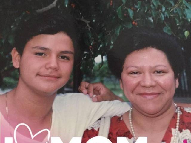 En una imagen de su niñez junto a su madre, la doctora Carmen Antonia Gutiérrez, una mujer valiente.