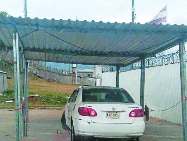 Este carro, usado como taxi, pero con placa que ya no existe, también está bajo investigación porque la MS se lo habría traspasado al subdirector penitenciario Edwar Padilla.