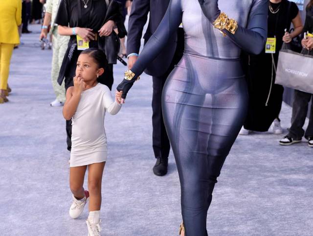 Kylie Jenner recibe fuertes críticas por vestido “de adulta” que le puso a su hija
