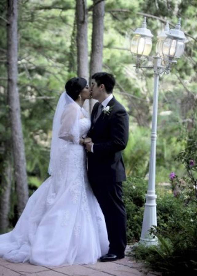 Una promesa de amor sellada en el jardín