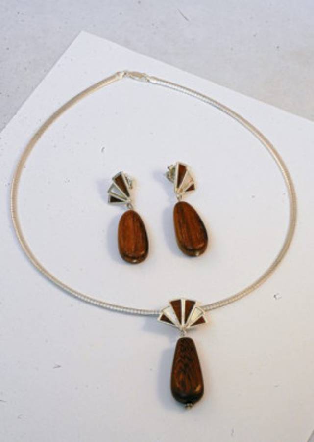 Exclusivas piezas artesanales diseñadas con madera y plata