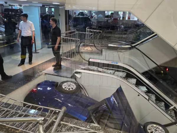 Los videos de seguridad muestran cómo el vehículo acelera frente al ventanal y queda volcado de costado en medio de las escaleras eléctricas.