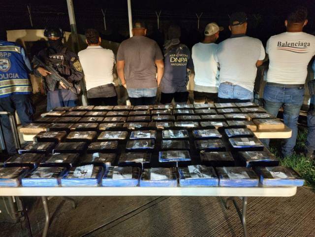 Capturan a cinco hombres en posesión de 69 paquetes de supuesta droga en Tela