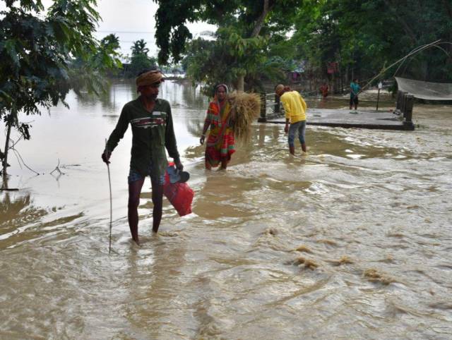 Diez muertos y 2 millones de personas aisladas por inundaciones en Bangladés
