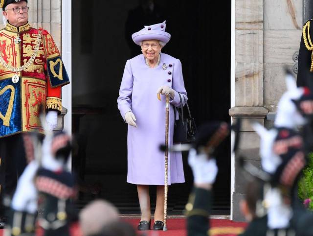 Reina Isabel II reaparece en Escocia y asiste al desfile de las Fuerzas Armadas