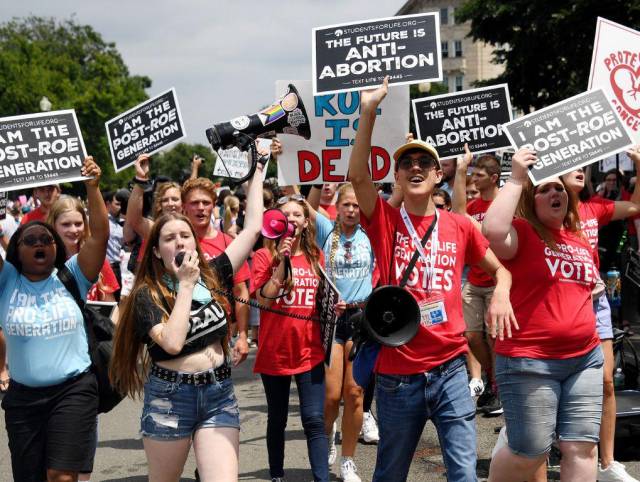 Unos a favor y otros en contra: Las reacciones tras la decisión de anular el derecho constitucional al aborto en EE UU