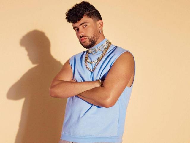 Bad Bunny posa en falda para Harper's Bazaar y sostiene que la moda no  tiene géneros