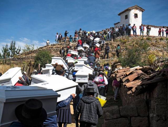 Entierran a víctimas del “carnicero de los Andes” 37 años después de la masacre