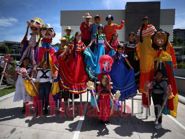 El colorido Grupo Teatral Candilejas, dirigido por Carlos Varela, animó el Reciclatón.
