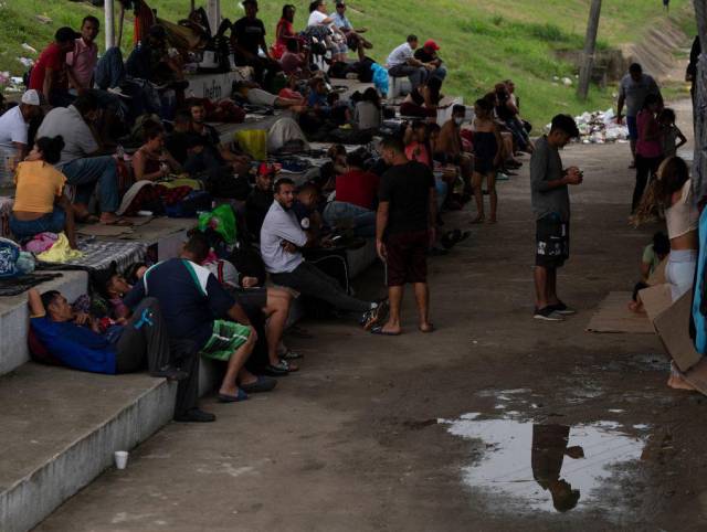 Migrantes en caravana reciben cientos de salvoconductos en México y se alistan a seguir a EEUU