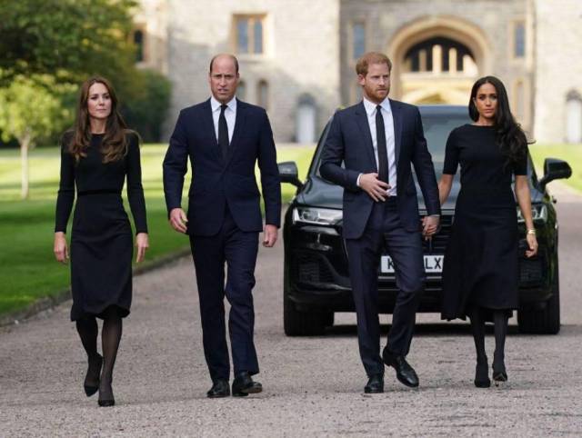 Meghan Markle, Kate Middleton y los príncipes William y Harry hicieron una aparición pública tras la muerte de la reina Isabel II.