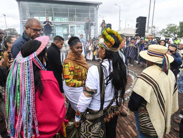 Indígenas y negros en Colombia entregan mando simbólico a izquierdista Petro