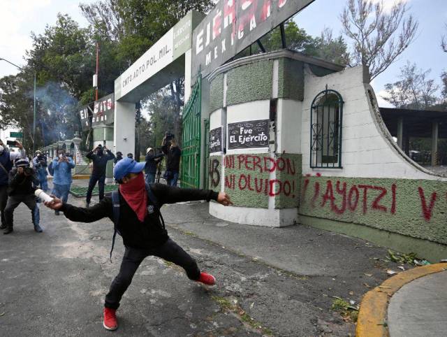 Caso Ayotzinapa: Enfrentamientos entre manifestantes y policía por desaparición de 43 estudiantes