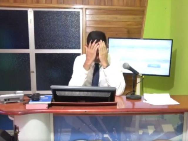 Entre lágrimas periodista de Nicaragua anuncia el cierre de su canal
