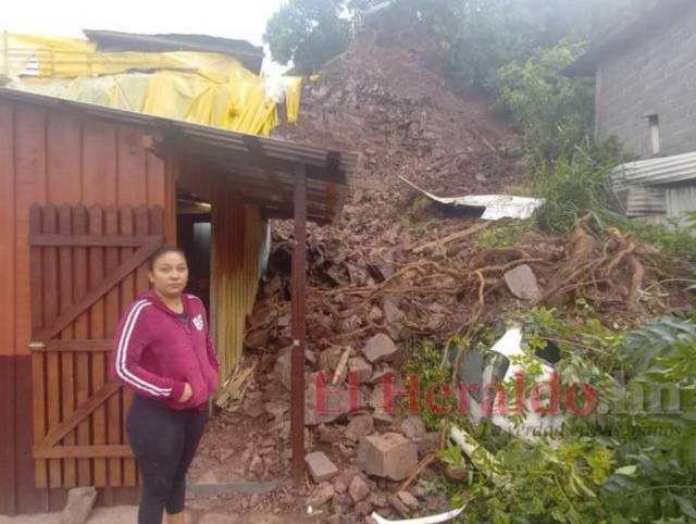 La propietaria del lugar mostró a EL HERALDO el alcance de los daños a causa del deslizamiento de tierra en la colonia Cannán de la capital.