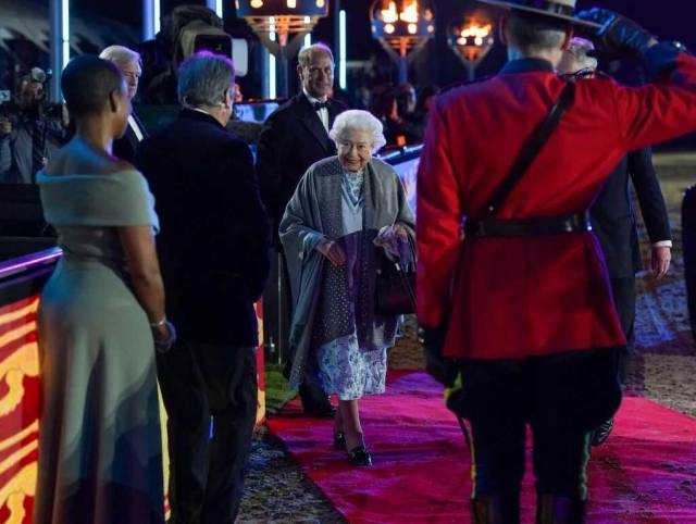 Isabel II asiste a su primer gran acto del jubileo tras sus problemas de salud