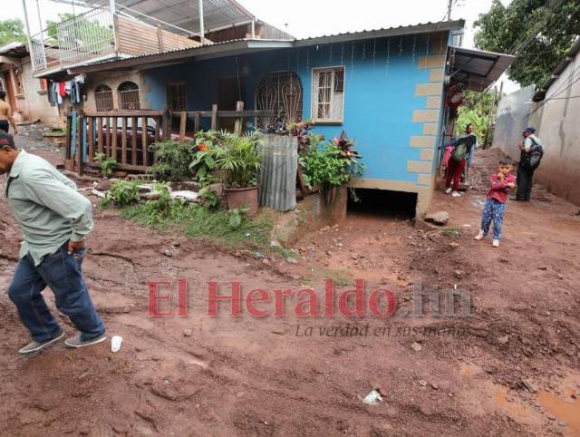 Al menos 600 damnificados y 100 viviendas inundadas dejó una hora de lluvias en la capital