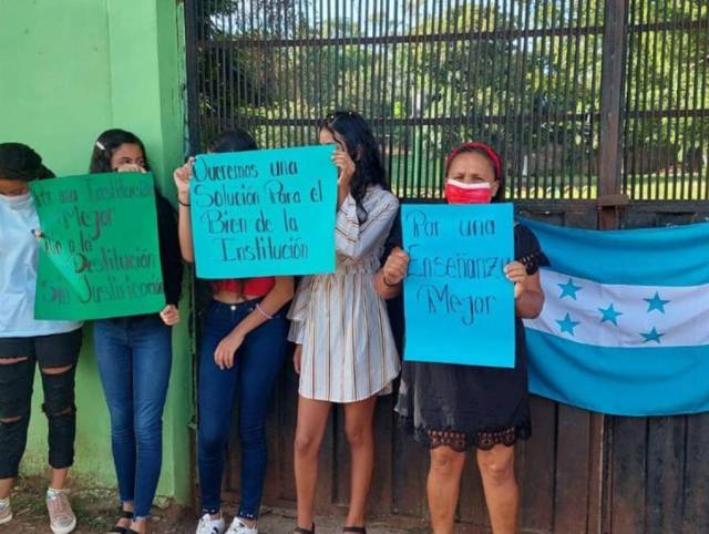 “Por ebrio e irrespetuoso”, madres de familia piden destitución de director de centro educativo en Olancho