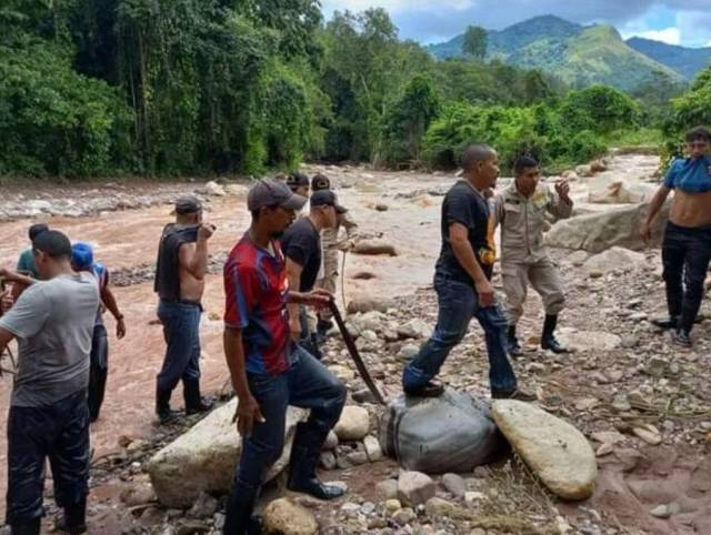 Río arrastra vehículo en Comayagua y deja un muerto, dos sobrevivientes y dos desaparecidos