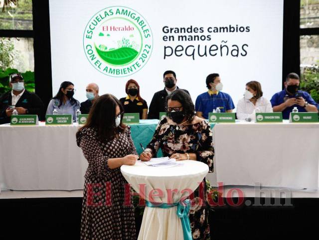 La jefa de Redacción de EL HERALDO, Glenda Estrada, y autoridades de las escuelas firmaron la carta de compromiso de la campaña Escuelas Amigables con el Ambiente.