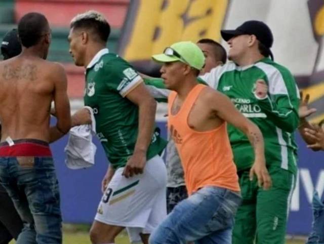 Hinchas del Cali invaden campo y agreden a Teo Gutiérrez en campeonato colombiano