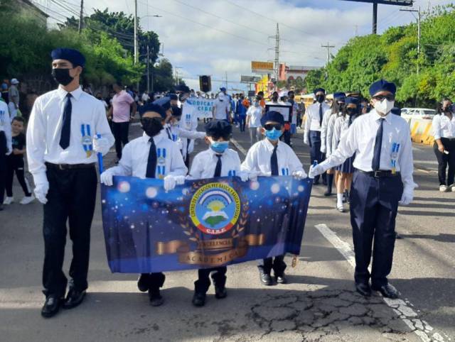 Con civismo y entusiasmo, alumnos de CIRE retornaron a desfiles patrios