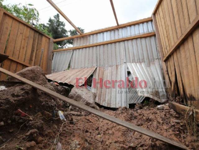 Varias familias perdieron sus techos y paredes debido a deslizamientos.