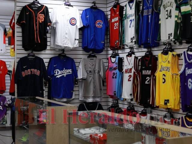 Una gran variedad de camisas deportivas se encuentran en P Sports.