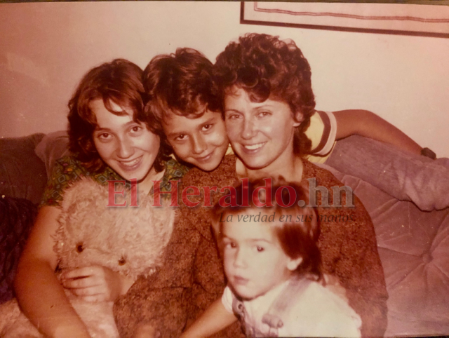Una fotografía de la científica hondureña con su familia varios años atrás. Actualmente vive en Estados Unidos.