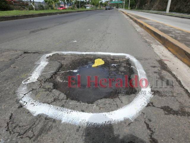 “No hay alcalde”: capitalinos señalan baches y piden reparación de calles en mal estado