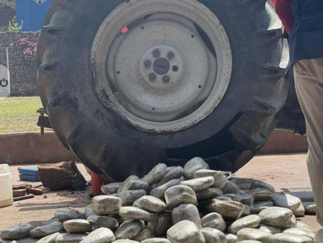 Policía de frontera encuentra supuesta droga en llantas de un tractor en El Paraíso
