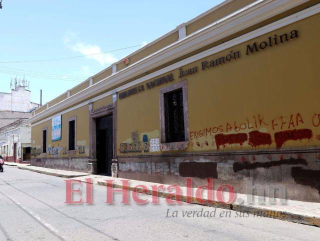 Las paredes de la Biblioteca Nacional Juan Ramón Molina aún expresan las consignas de protestas de algunos capitalinos.