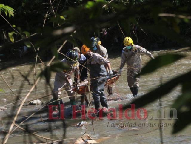 Muerto y con disparos en la cabeza hallan a hombre en río Choluteca en la capital