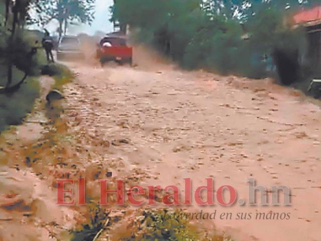 En Siguatepeque, decenas de pobladores vivieron momentos de angustia ante el desbordamiento del río Guaratoro, que amenazó con arrastrar las humildes casas de madera a su paso.
