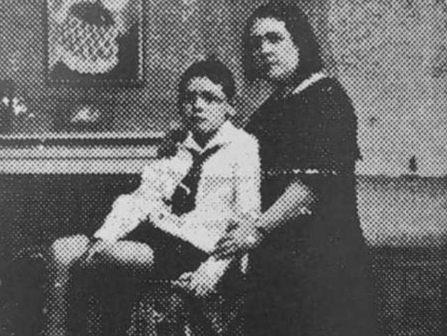 Doña Filorrosina Rodríguez Gallegos de Zelaya con su hijo Pablito.