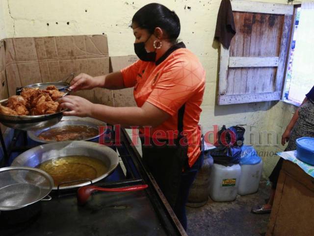 Con mucho esmero y dedicación, doña Ruth prepara deliciosos platillos para vender en su negocio ubicado en el populoso barrio Cabañas de San Pedro Sula. La madre de familia, apasionada por el fútbol, atiende de lunes a sábado en un horario de 5:30 PM a 9:30 PM.