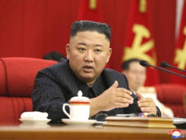 Líder norcoreano Kim Jong Un ordena confinamiento en todo el país por brote de covid-19