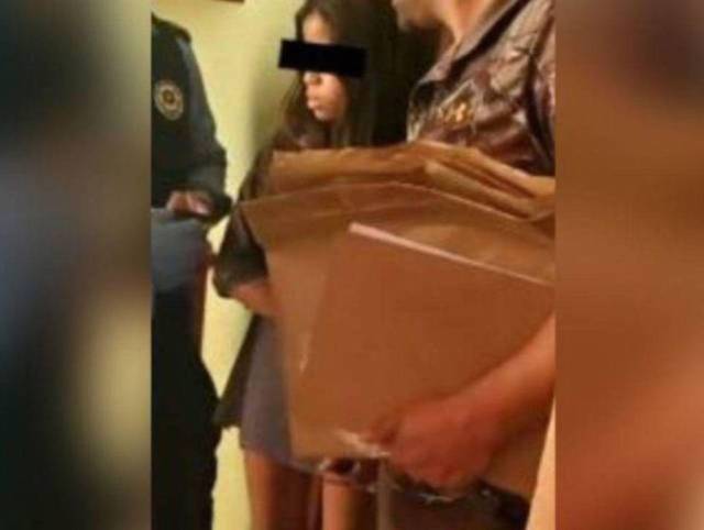 Supuestamente el detenido le daba lujosos regalos a la menor a cambio de relaciones sexuales.