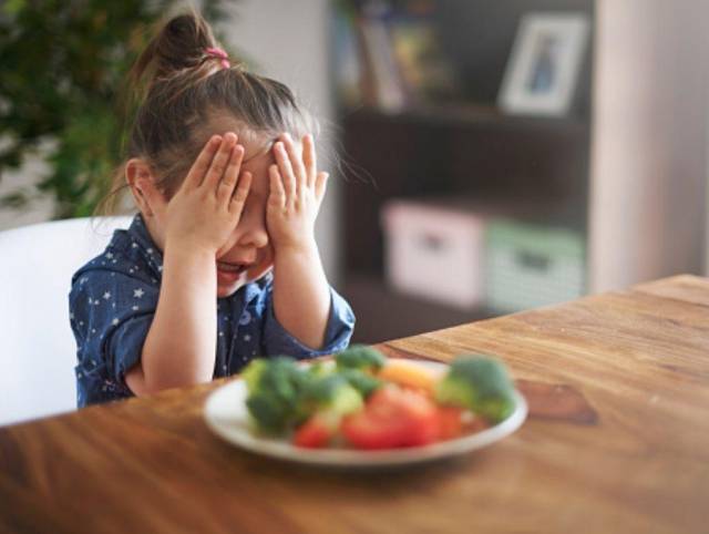 La mayoría de veces, esta dieta para los menores es elegida por sus padres sin percatarse de las posibles consecuencias.