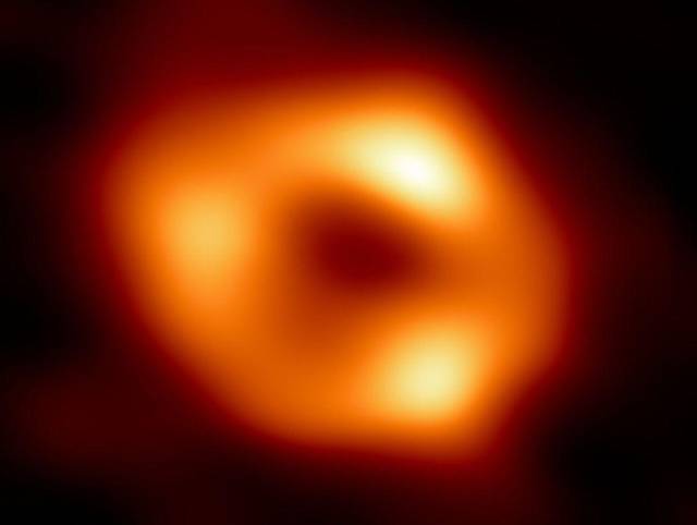 Captan primera imagen del agujero negro supermasivo en el corazón de la Vía Láctea