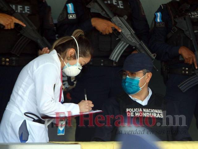 El exmandatario Juan Orlando Hernández fue llevado a “Los Cobras”, donde lo presentaron a los medios.