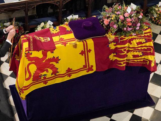 ¿Junto a quién fue enterrada la reina Isabel II?