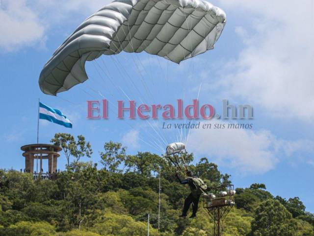Paracaidistas hondureños adornaron el cielo de la capital durante fiestas de Independencia