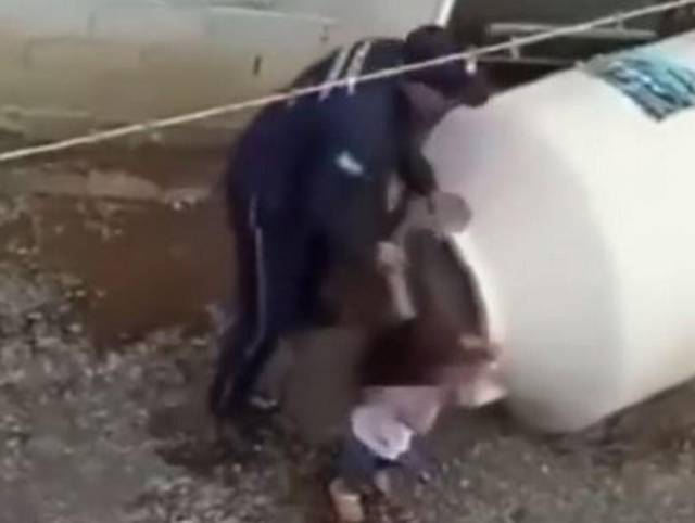 Video: Rescatan a niña de un tanque donde la metían para castigarla