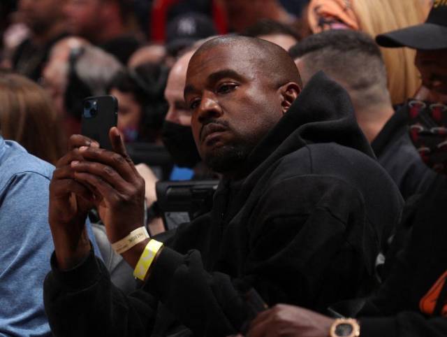 Kanye West acusa a Kim de no dejarlo ver a sus hijos