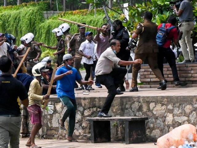 El primer ministro de Sri Lanka renuncia tras violentos enfrentamientos
