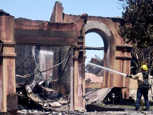 Voraz incendio consumió al menos veinte mansiones en California